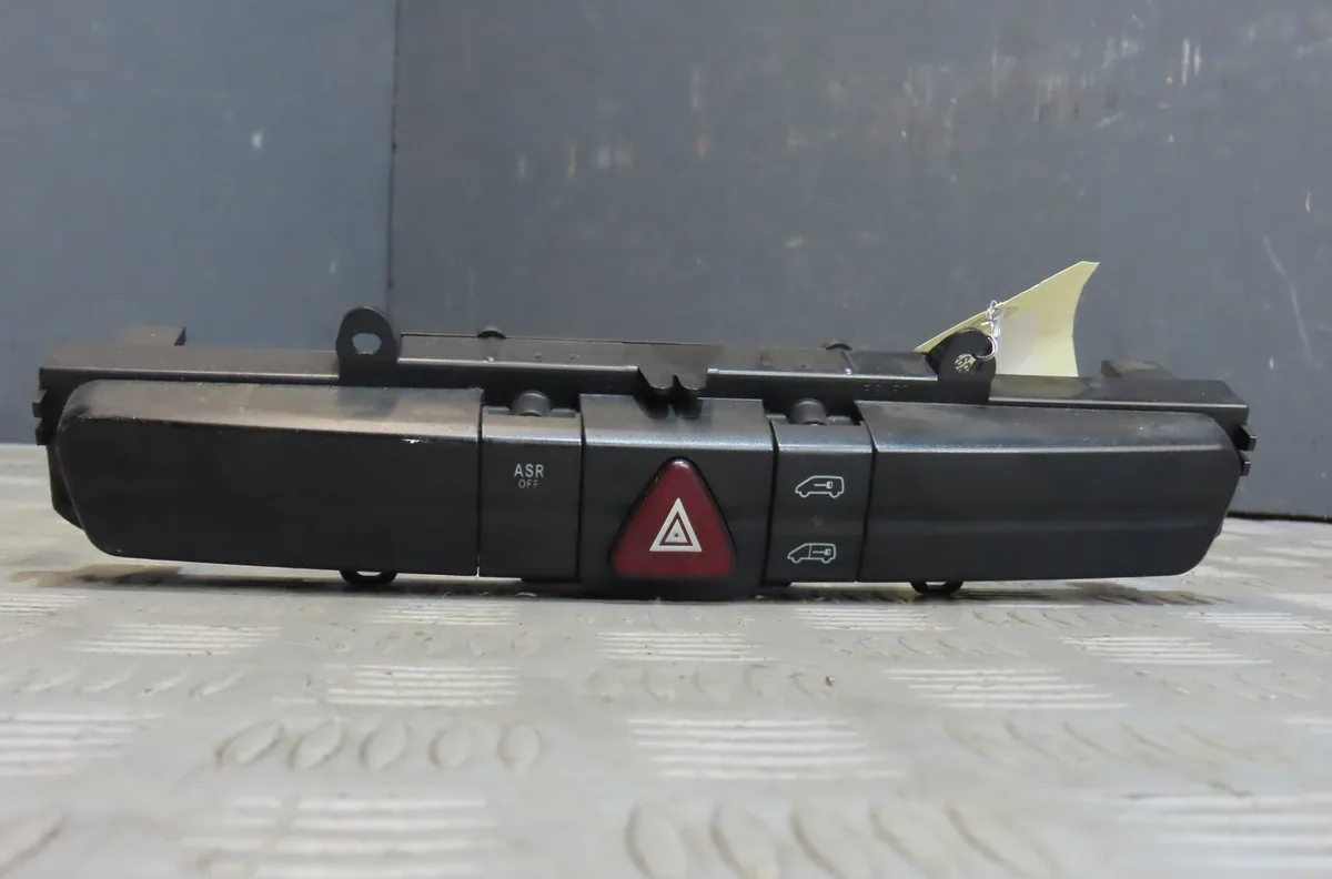 Bouton de warning Mercedes-benz SPRINTER 3,5-t Camionnette (B906) 315 cdi (906.631, 906.633, 906.635, 906.637) (2006-2009) occasion