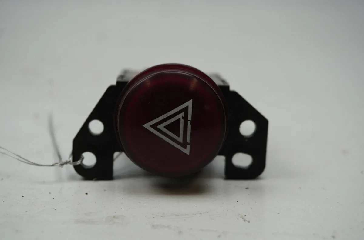 Bouton de warning Mitsubishi COLT VI (Z3_A, Z2_A) 1.3 (z21a) (2004-2012) occasion