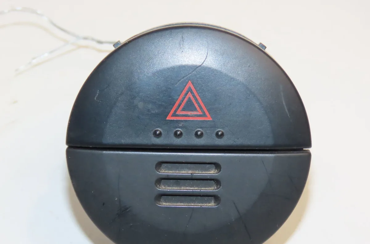 Bouton de warning Nissan X-TRAIL I (T30) 2.2 dci 4x4 (2001-2008) 5 portes occasion