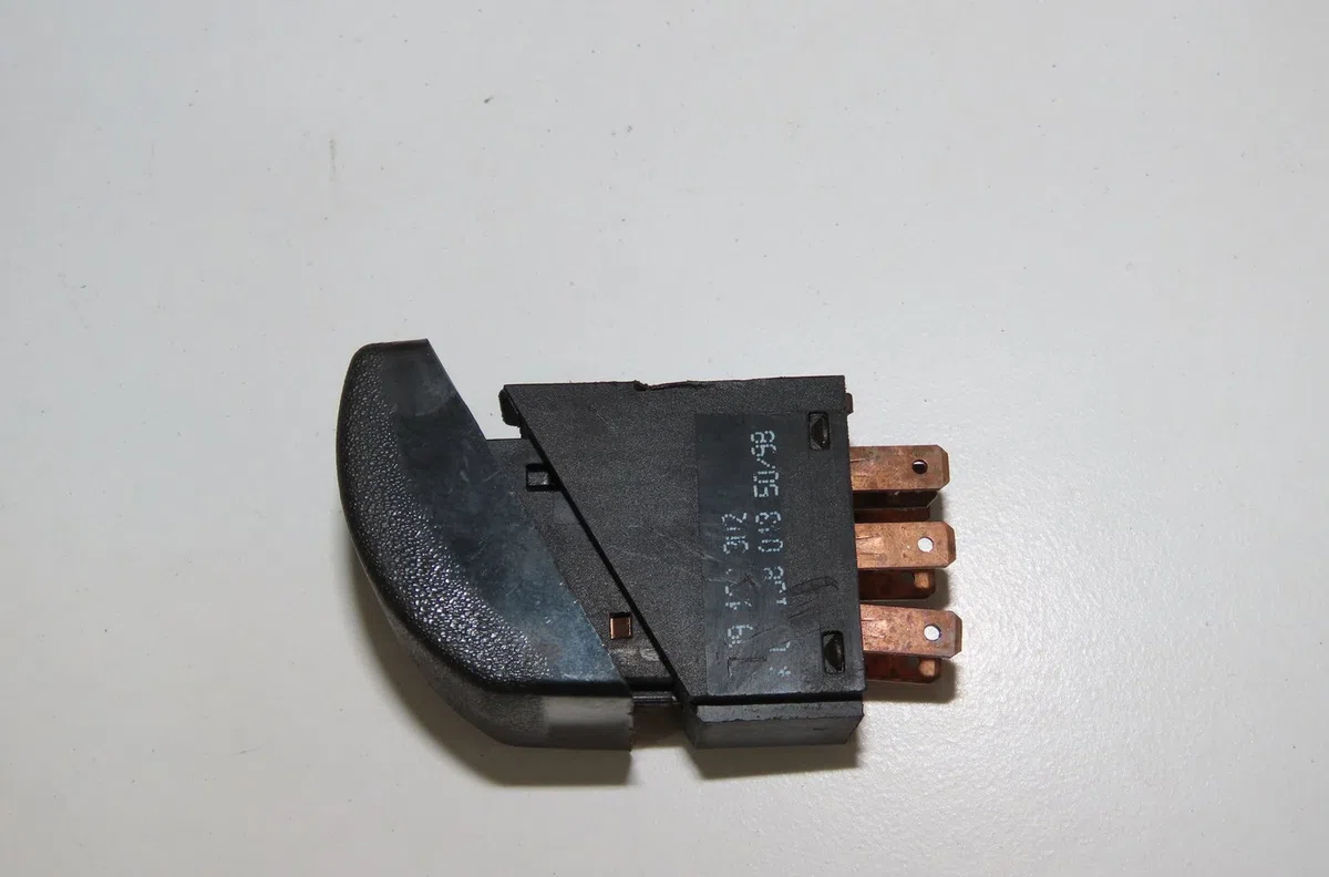 Bouton de warning Opel ASTRA F 3-5 portes (T92) 1.7 d (f08, m08, f68, m68) (1991-1992) occasion — photo 2