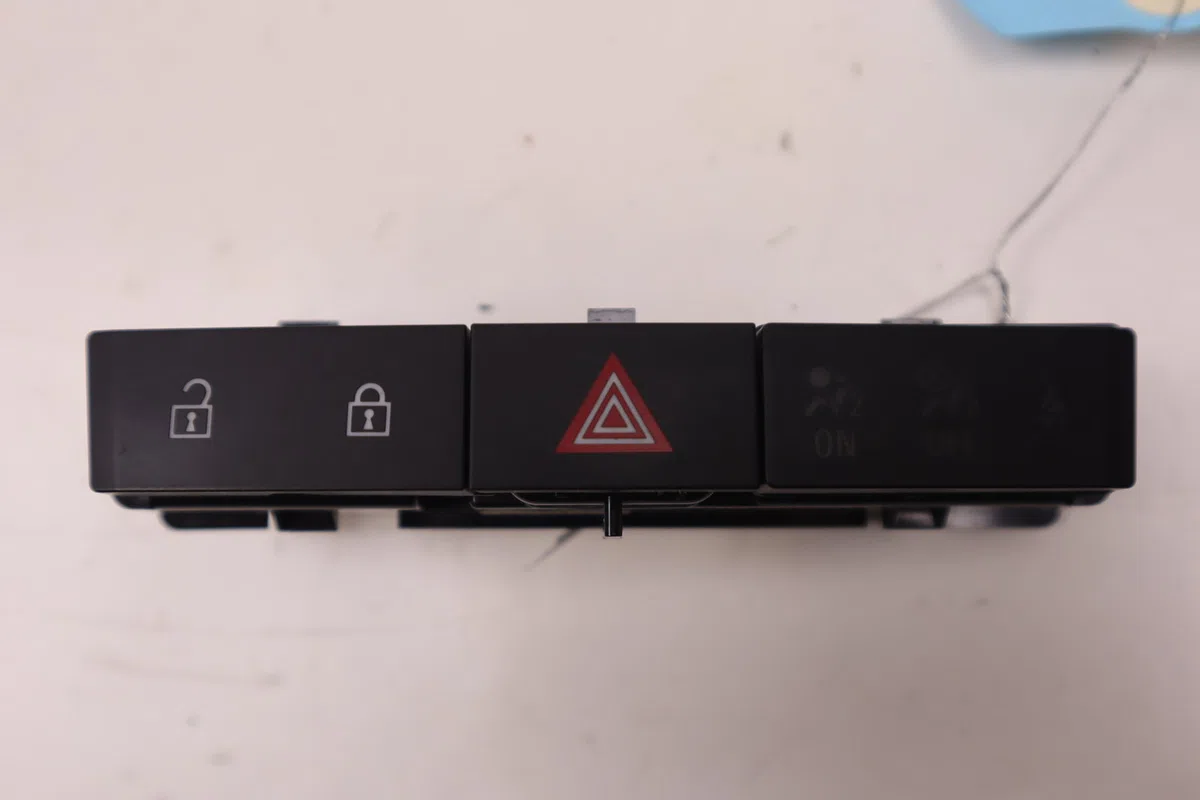 Bouton de warning Opel ASTRA J (P10) 1.7 cdti (68) (2009-2015) occasion