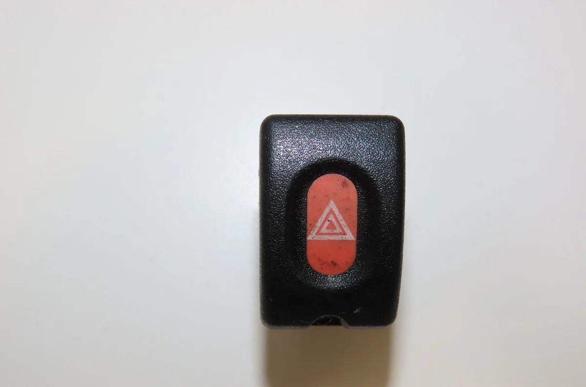 Bouton de warning Opel CORSA B (S93) 1.0 i 12v (f08, f68, m68) (1996-2000) occasion