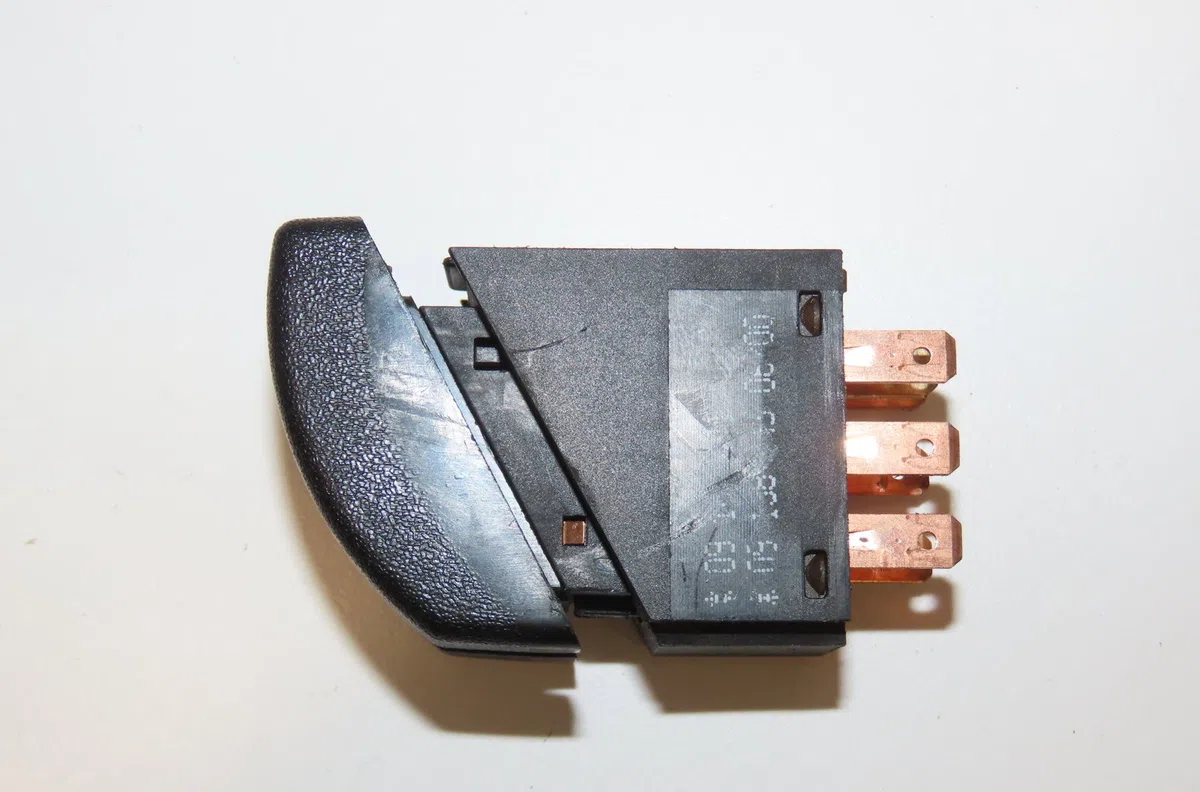 Bouton de warning Opel CORSA B (S93) 1.0 i 12v (f08, f68, m68) (1996-2000) occasion — photo 2