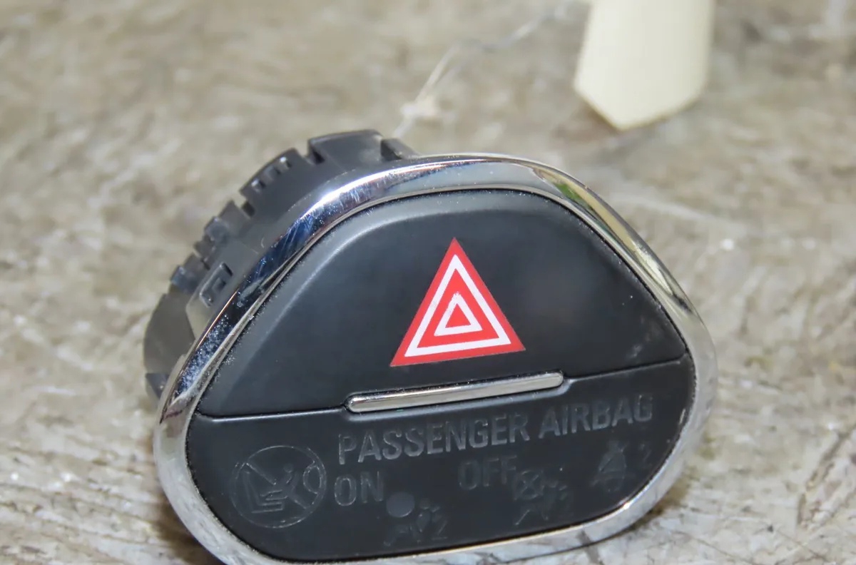 Bouton de warning Opel CORSA E (X15) 1.4 turbo (08, 68) (2014-2019) occasion