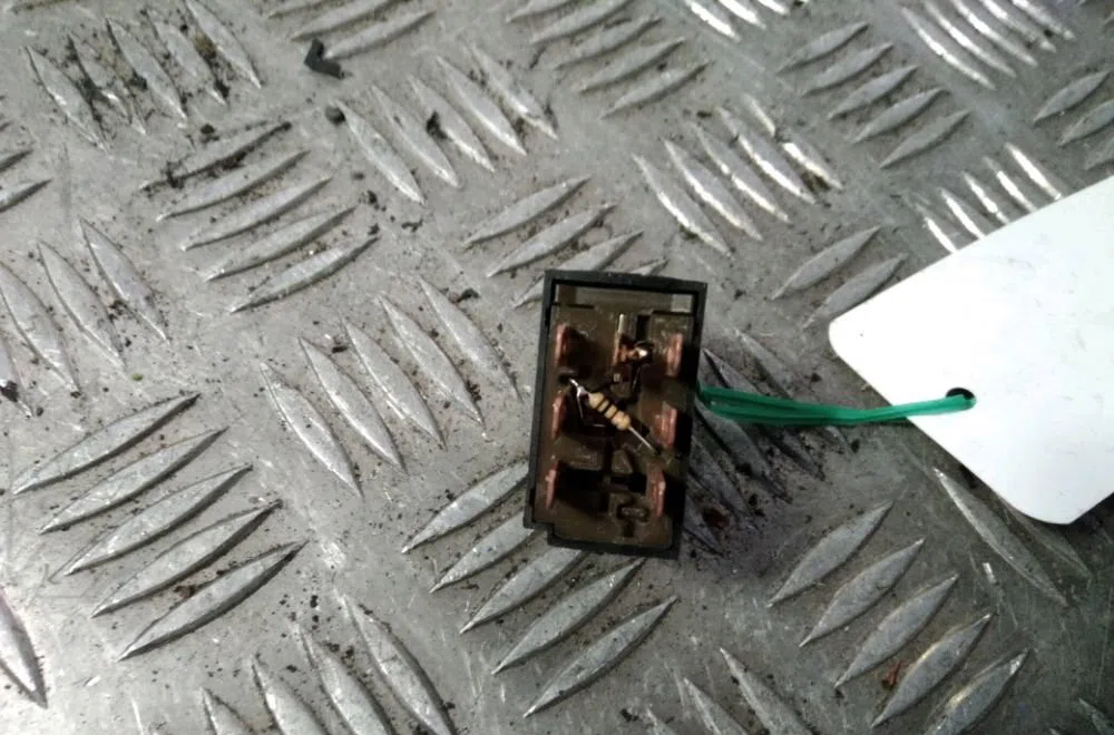 Bouton de warning Opel VECTRA A 3-5 portes (J89) 1.7 td (f68, m68) (1990-1995) occasion — photo 2
