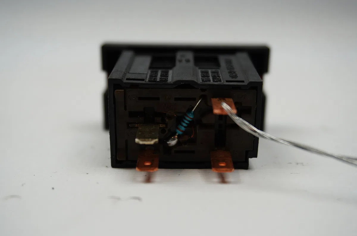 Bouton de warning Opel VECTRA B Break (J96) 2.0 dti 16v (f35) (1997-2003) occasion — photo 2
