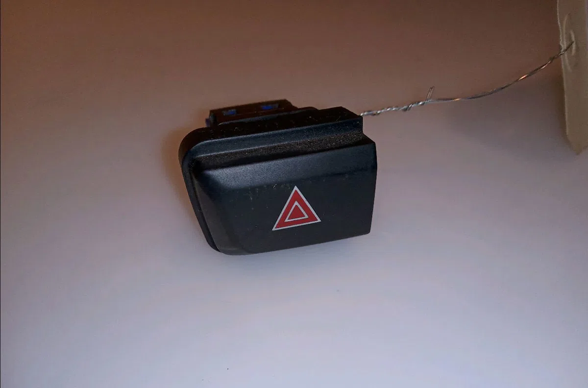 Bouton de warning Peugeot 2008 I (CU_) 1.2 thp 110 - puretech 110 (2015) 5 portes occasion