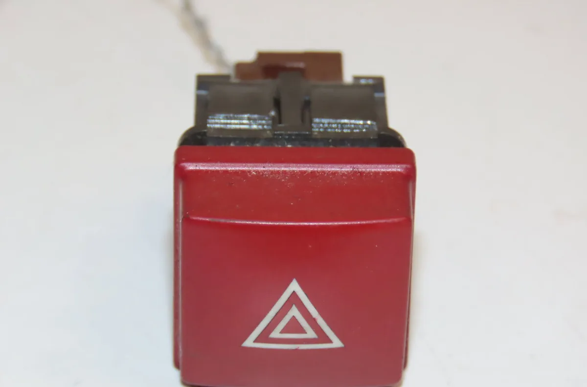Bouton de warning Peugeot 206 (2L_, 2M_) 1.4 i (2lkfwa, 2mkfwa) (2009-2013) 3 portes occasion
