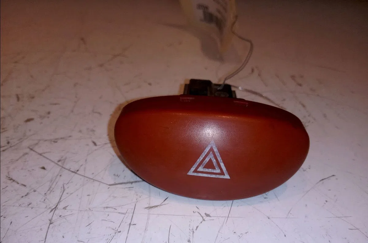 Bouton de warning Peugeot 206 3-5 portes (2A-C) 1.4 hdi eco 70 (2001-2009) 5 portes occasion