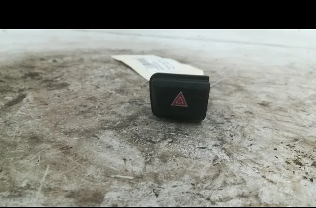 Bouton de warning Peugeot 208 I (CA_, CC_) 1.4 hdi (2012) 3 portes occasion