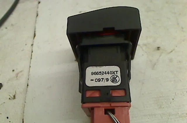 Bouton de warning Peugeot 3008 Monospace (0U_) 1.6 hdi (2009-2016) 5 portes occasion — photo 2
