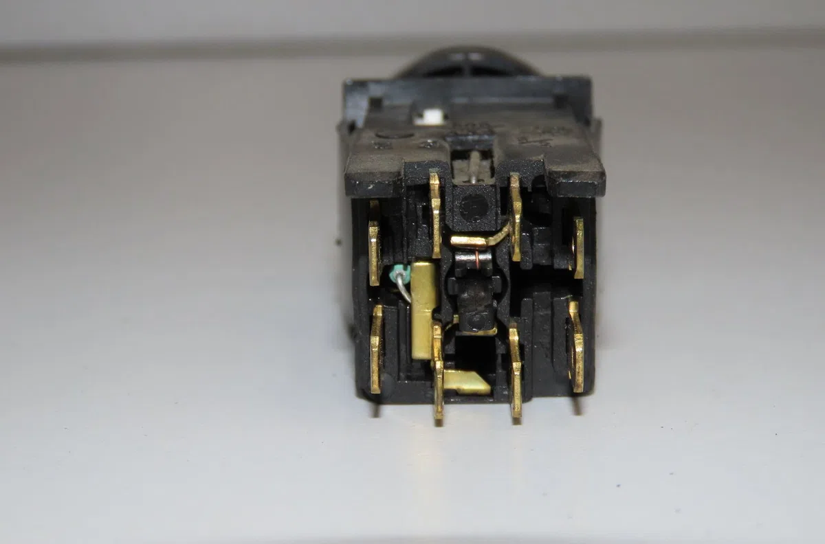 Bouton de warning Peugeot 306 3-5 portes (7A, 7C, N3, N5) 1.4 (1993-2001) 5 portes occasion — photo 2