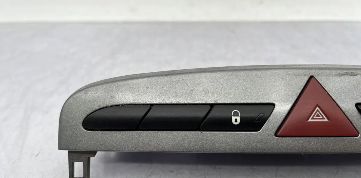 Bouton de warning PEUGEOT 308 1 PHASE 2 occasion — photo 3