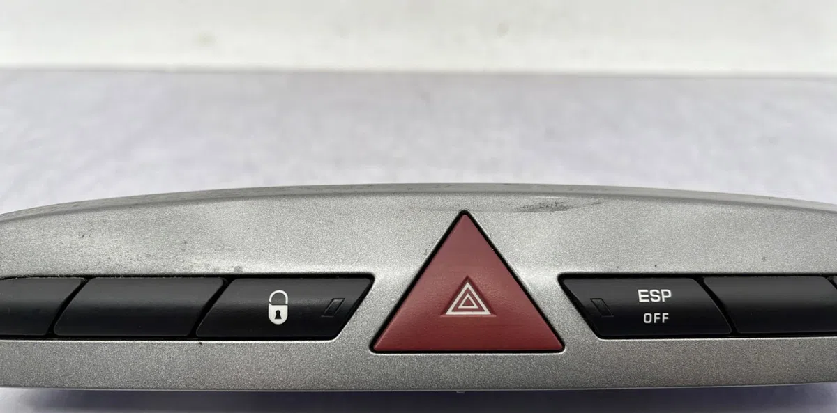 Bouton de warning PEUGEOT 308 1 PHASE 2 occasion — photo 4