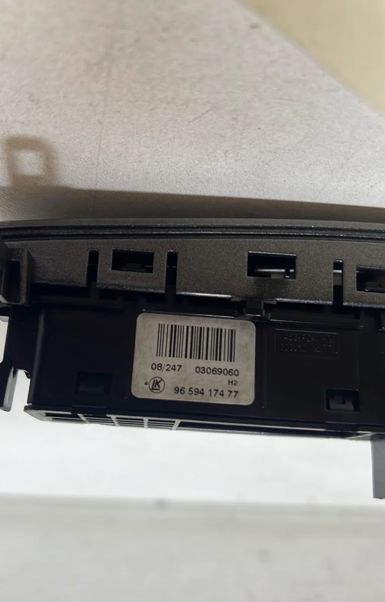 Bouton de warning Peugeot 308 SW I (4E_, 4H_) 1.6 hdi (2009-2014) occasion — photo 2