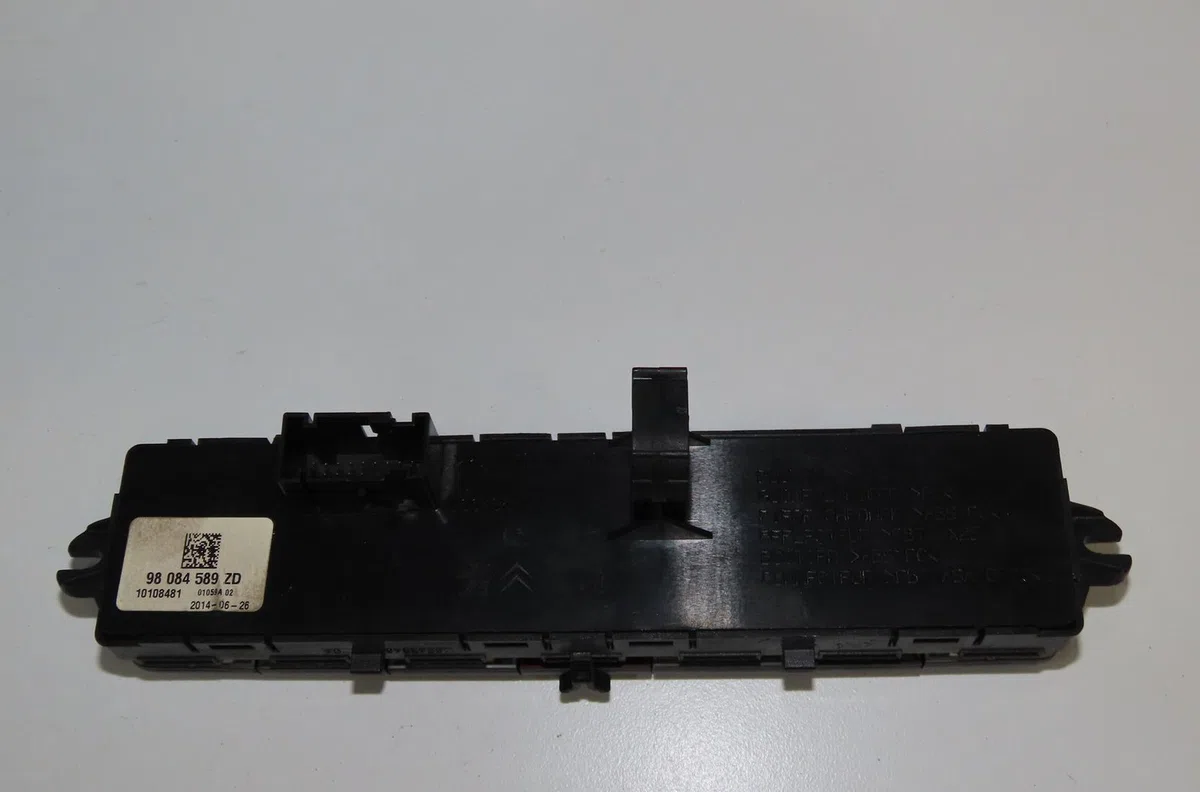 Bouton de warning Peugeot 5008 (0U_, 0E_) 2.0 hdi 150 - bluehdi 150 (2009-2017) 5 portes occasion — photo 2