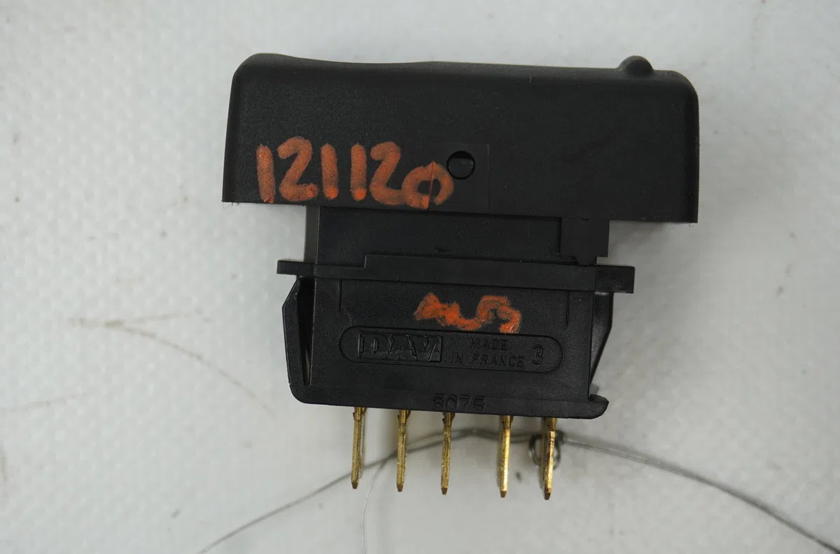 Bouton de warning Renault 19 I (B-C53_) 1.9 d (b-c534, b-c53j) (1988-1992) 5 portes occasion — photo 2