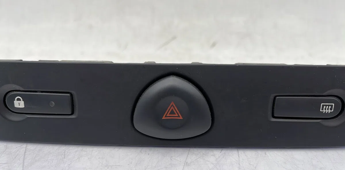 Bouton de warning RENAULT CLIO 2 CAMPUS PHASE 1 occasion — photo 4