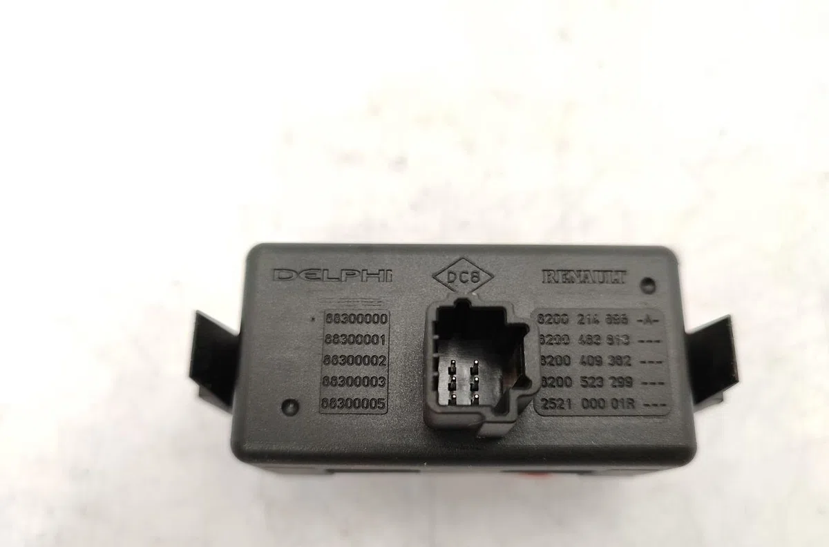 Bouton de warning RENAULT CLIO 3 PHASE 1 occasion — photo 2
