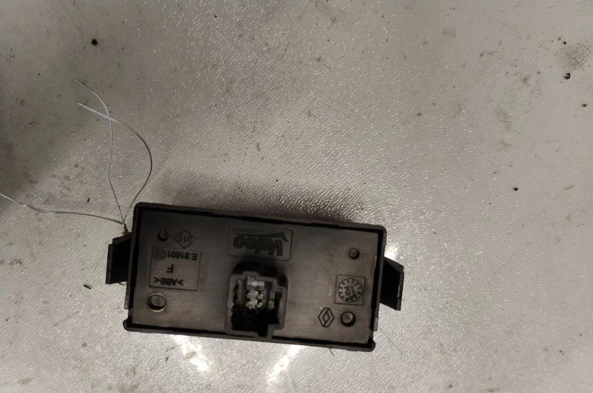 Bouton de warning RENAULT CLIO 3 PHASE 2 occasion — photo 2