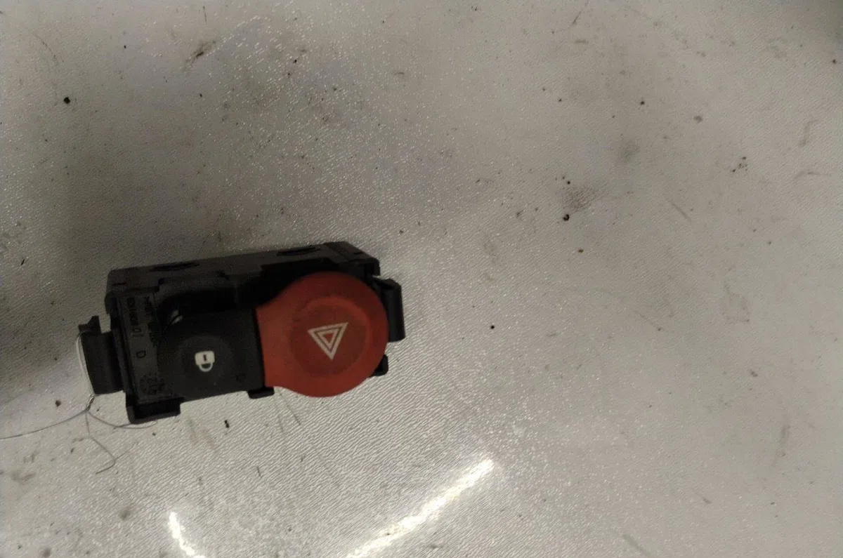 Bouton de warning RENAULT CLIO 3 PHASE 2 occasion — photo 3