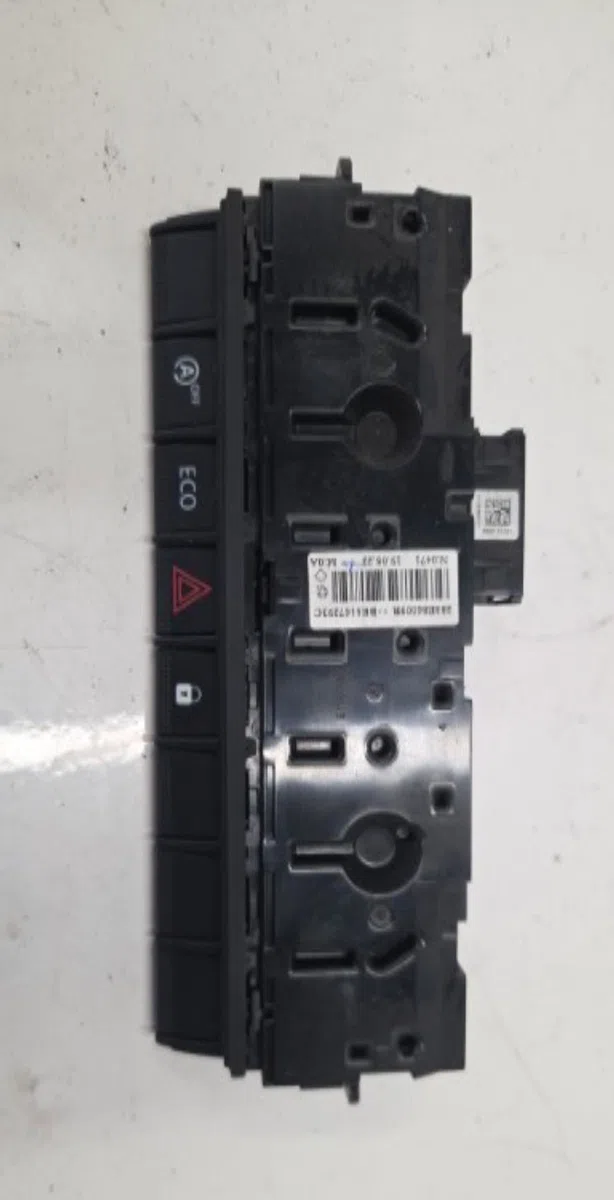 Bouton de warning RENAULT CLIO 5 PHASE 1 occasion — photo 3