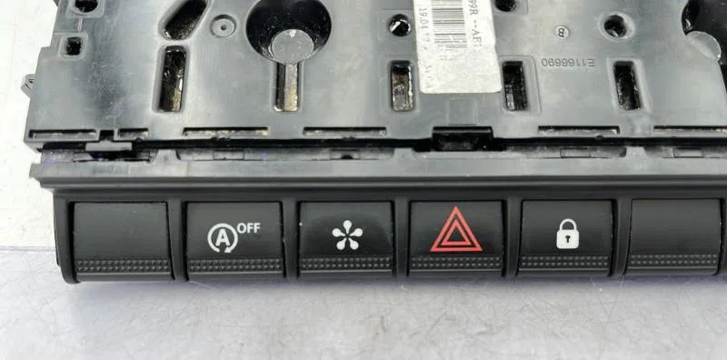 Bouton de warning RENAULT CLIO 5 PHASE 1 occasion — photo 2