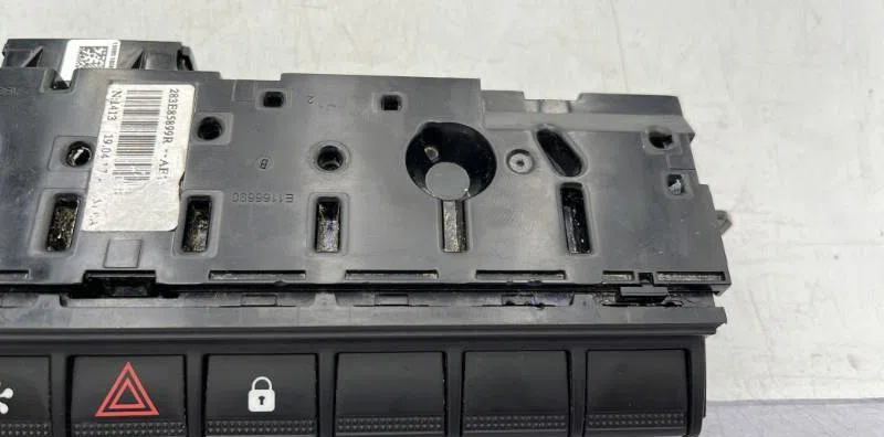 Bouton de warning RENAULT CLIO 5 PHASE 1 occasion — photo 3