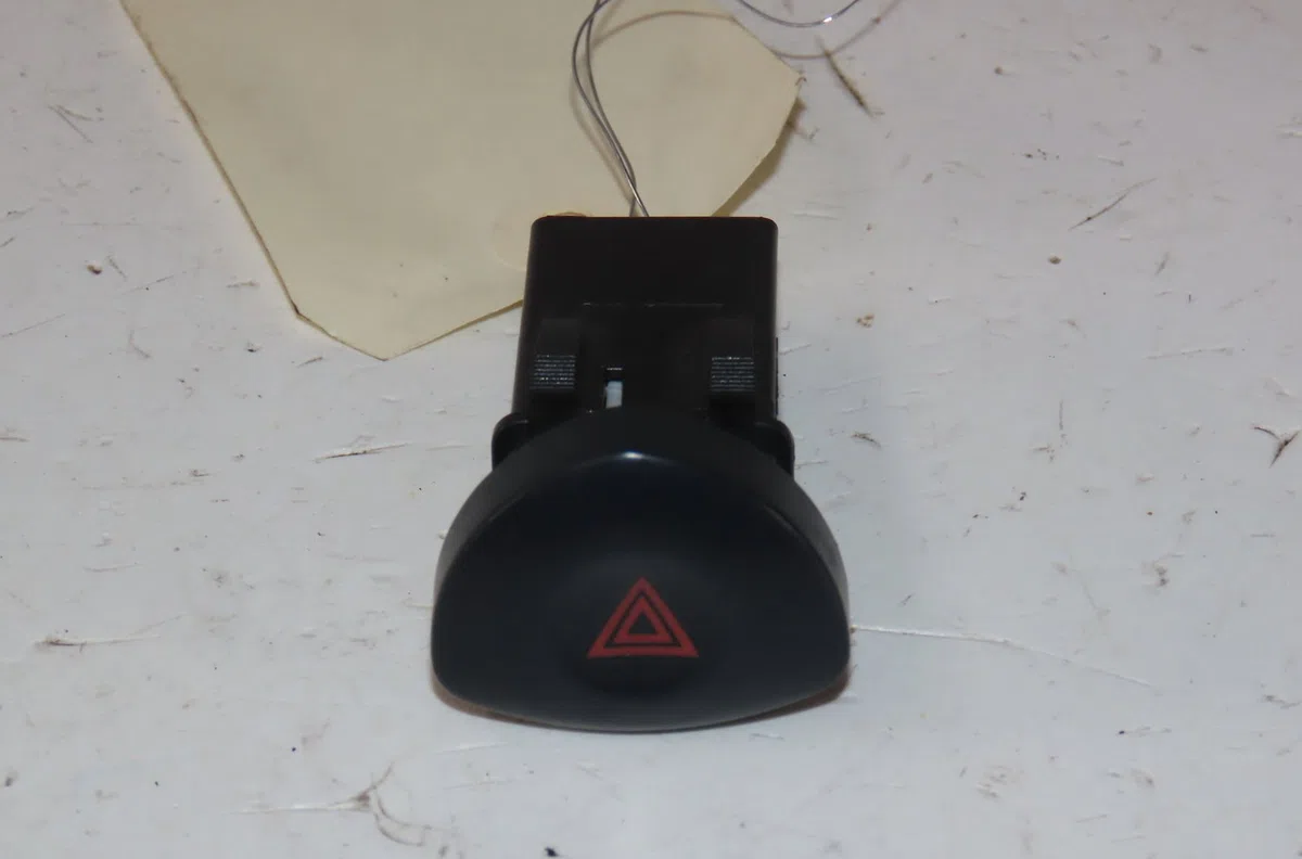 Bouton de warning Renault CLIO II (BB_, CB_) 1.2 (bb0a, bb0f, bb10, bb1k, bb28, bb2d, bb2h, cb0a,... (1998-2010) 5 portes occasion