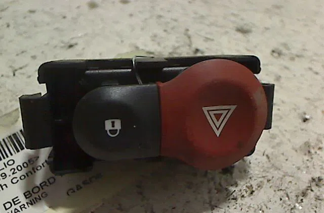 Bouton de warning RENAULT CLIO III 2006 occasion — photo 2