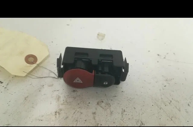 Bouton de warning Renault CLIO III (BR0-1, CR0-1) 1.4 16v (2005-2012) occasion