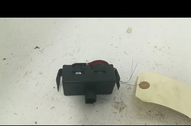 Bouton de warning Renault CLIO III (BR0-1, CR0-1) 1.4 16v (2005-2012) occasion — photo 2