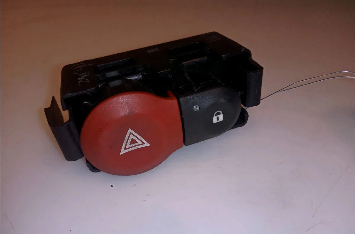 Bouton de warning Renault CLIO III (BR0-1, CR0-1) 1.5 dci (br0h, cr0h, cr1s, br1s) (2005-2014) 3 portes occasion — photo 3