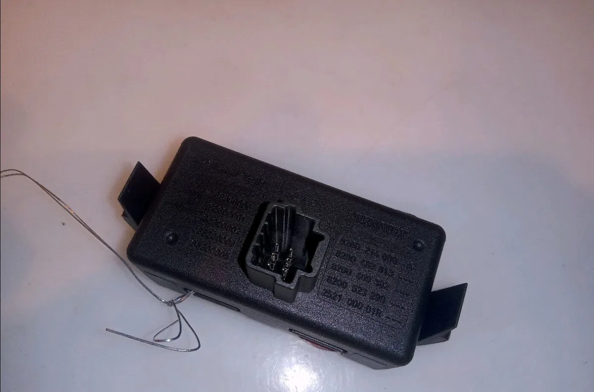 Bouton de warning Renault CLIO III (BR0-1, CR0-1) 1.5 dci (br0h, cr0h, cr1s, br1s) (2005-2014) 3 portes occasion — photo 4