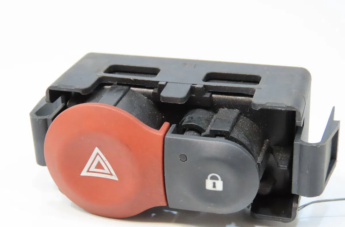 Bouton de warning Renault CLIO III (BR0-1, CR0-1) 1.5 dci (c-br0g, c-br1g) (2005-2012) 5 portes occasion