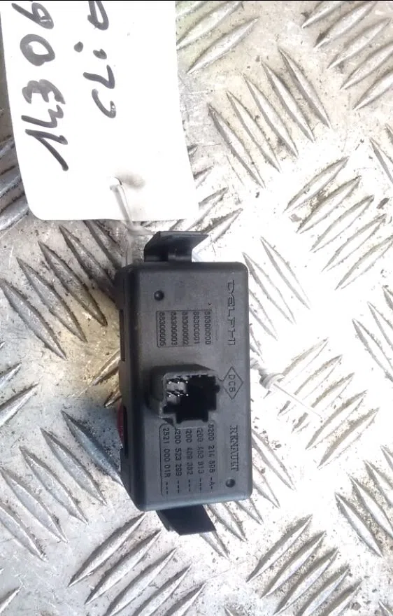 Bouton de warning Renault CLIO III (BR0-1, CR0-1) 2.0 16v sport (cr0n, cr1p) (2006-2012) occasion — photo 2