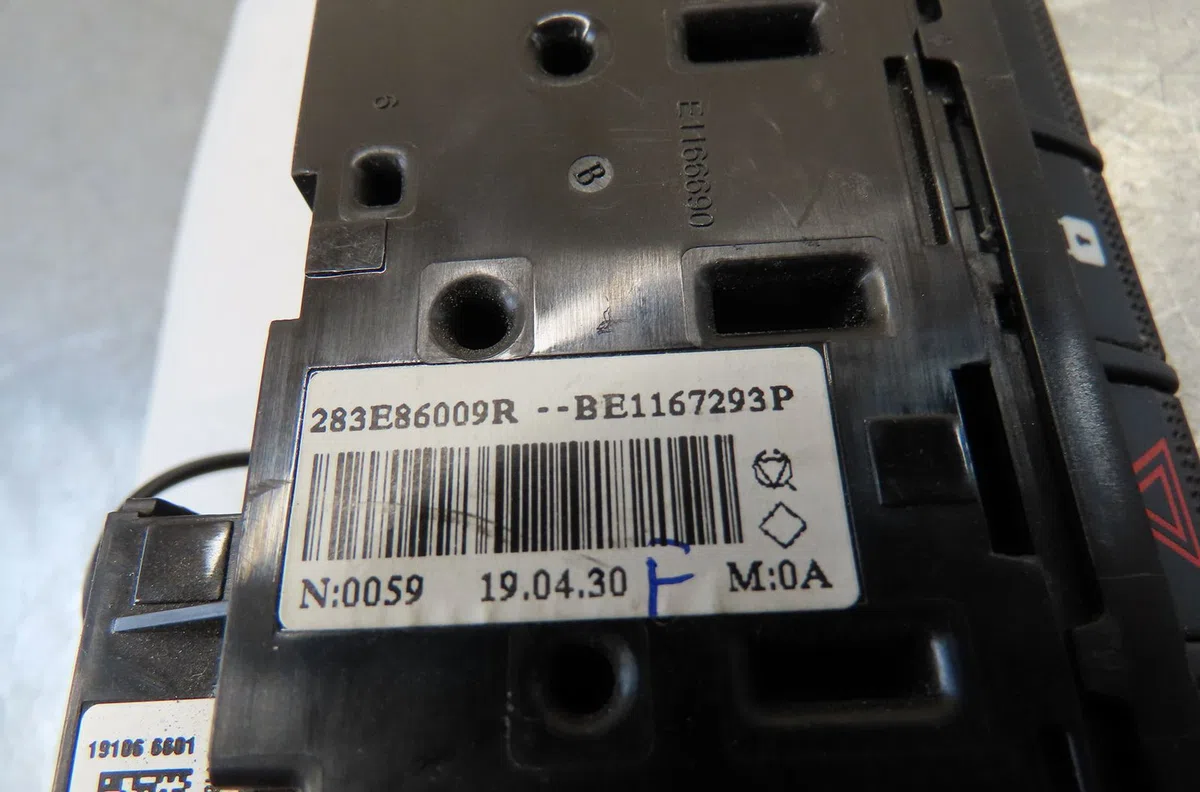 Bouton de warning Renault CLIO V (B7_) 1.0 tce 100 (b7mt) (2019) occasion — photo 2