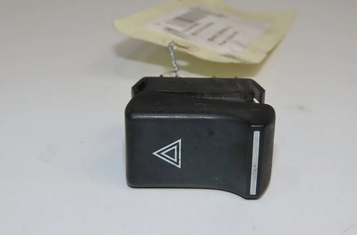 Bouton de warning Renault EXPRESS Camionnette-Monospace (F40_, G40_) 1.6 d (f404) (1986-1998) occasion — photo 2