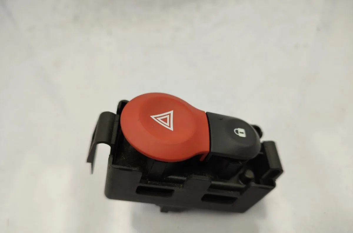 Bouton de warning RENAULT KANGOO 2 PHASE 1 occasion — photo 2