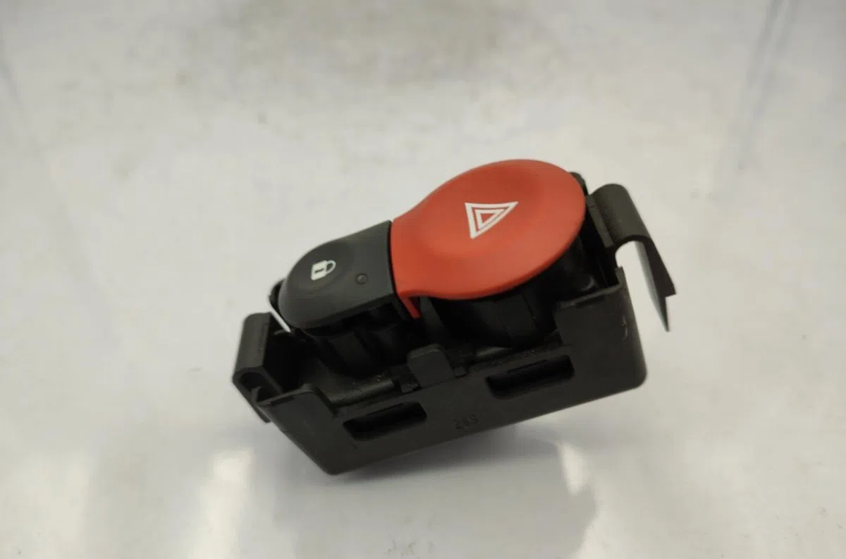 Bouton de warning RENAULT KANGOO 2 PHASE 1 occasion — photo 3