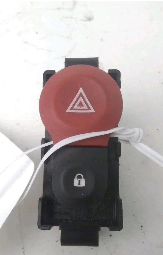 Bouton de warning Renault KANGOO Express (FW0-1_) 1.5 dci 75 (fw07, fw10, fw04) (2010) 4 portes occasion