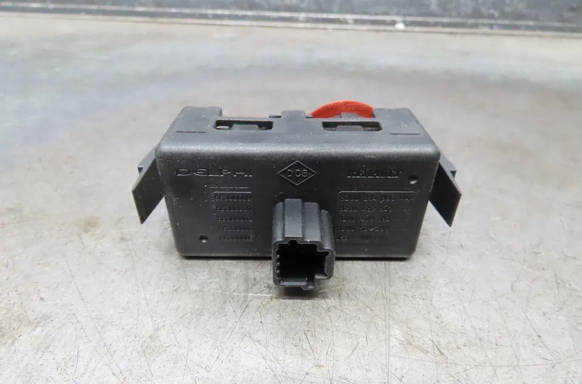 Bouton de warning Renault KANGOO Express (FW0-1_) 1.5 dci 85 (fw0k, fw0l, fw0b) (2008) occasion — photo 2