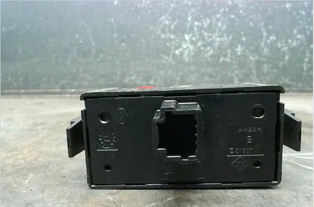 Bouton de warning Renault KANGOO - GRAND KANGOO II (KW0-1_) 1.5 dci 90 (kw05, kw08, kw0g, kw11) (2008) occasion — photo 2