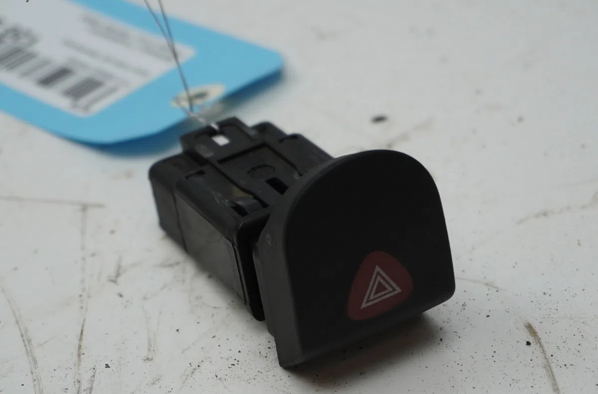 Bouton de warning Renault KANGOO (KC0-1_) 1.2 16v (kc05, kc06, kc03, kc0t, kc0w, kc1d) (2001) occasion — photo 2
