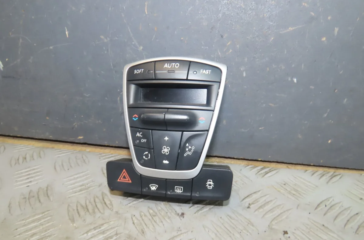 Bouton de warning Renault LAGUNA III (BT0-1) 1.5 dci (bt00, bt0a, bt0t, bt1j) (2007-2015) 5 portes occasion