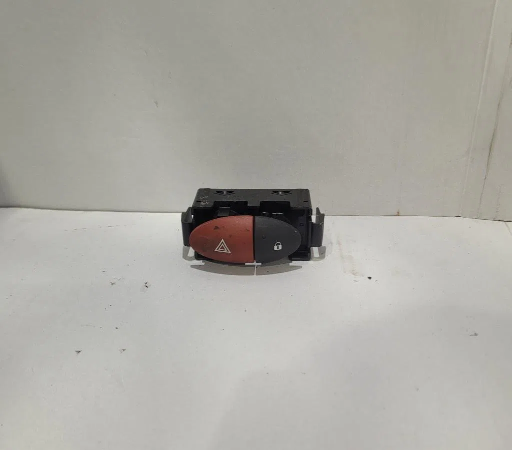 Bouton de warning Renault MASTER III Camionnette (FV) 2.3 dci 135 fwd (fv0n, fv08) (2014) occasion — photo 2