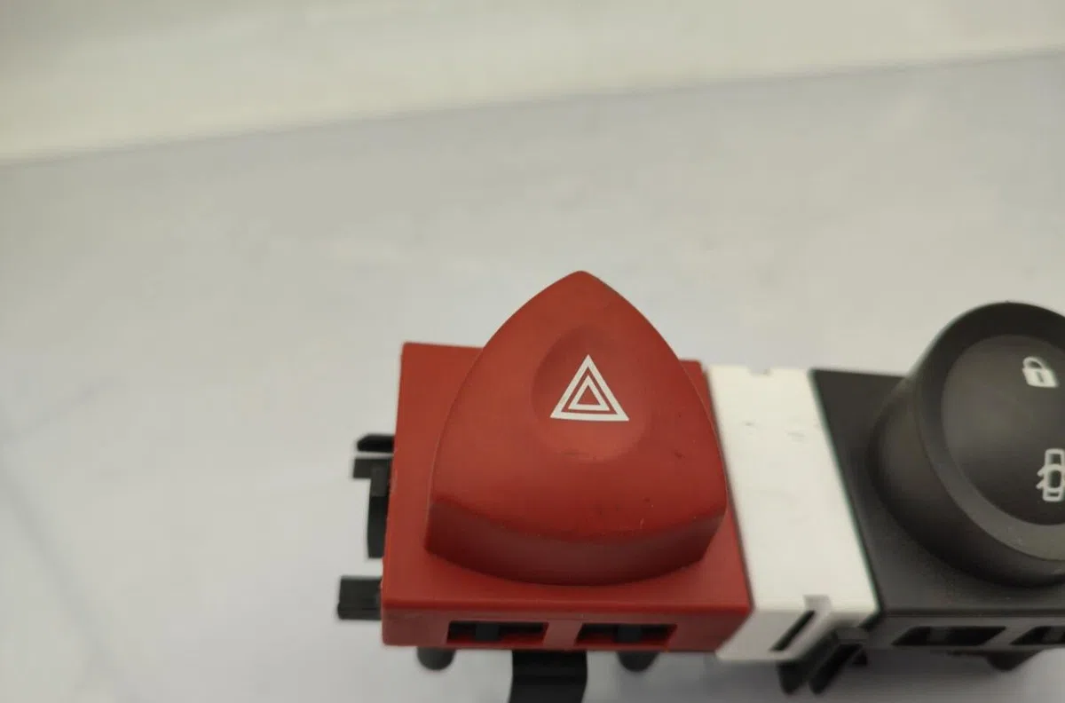 Bouton de warning RENAULT MEGANE 2 PHASE 2 occasion — photo 2