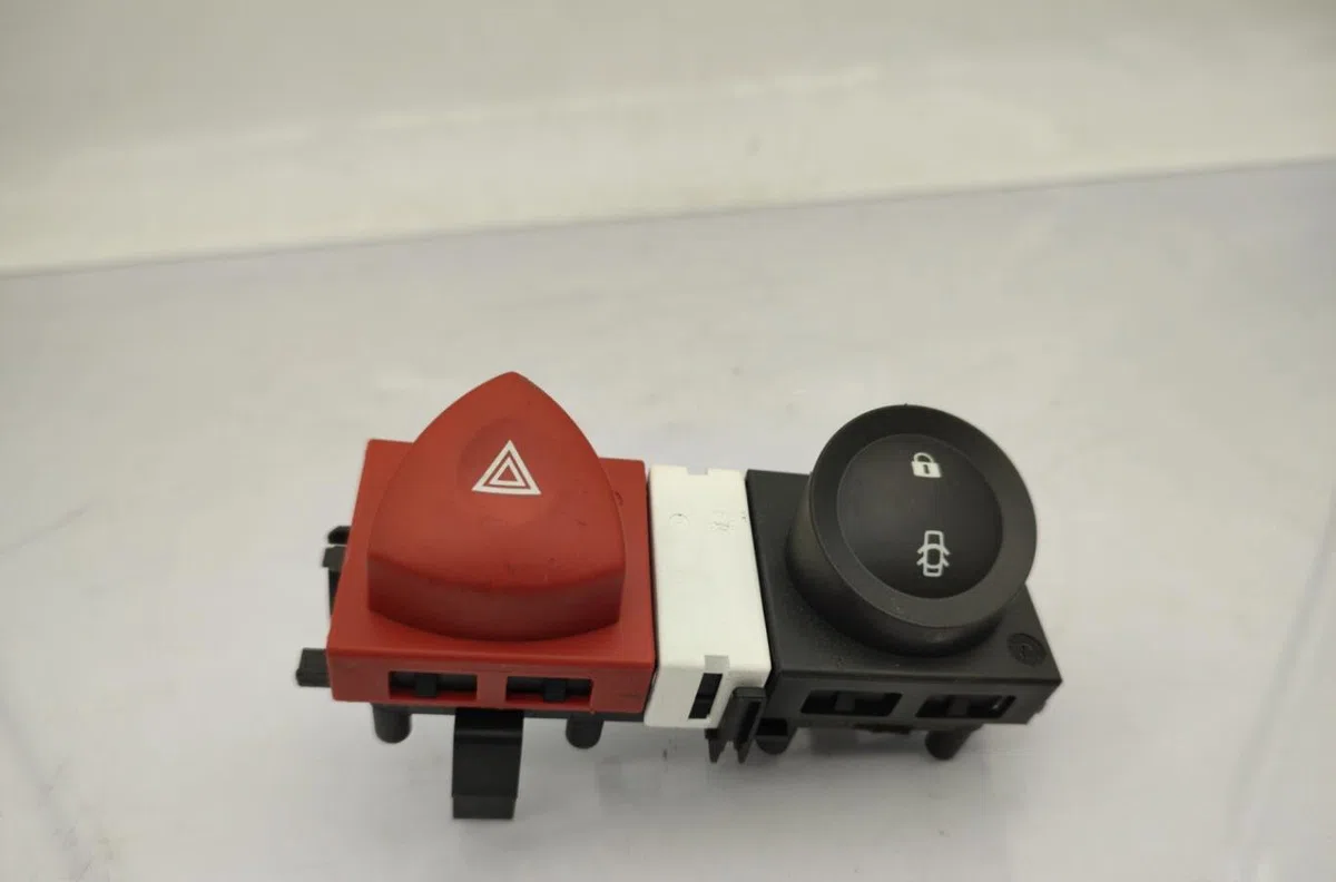 Bouton de warning RENAULT MEGANE 2 PHASE 2 occasion — photo 3