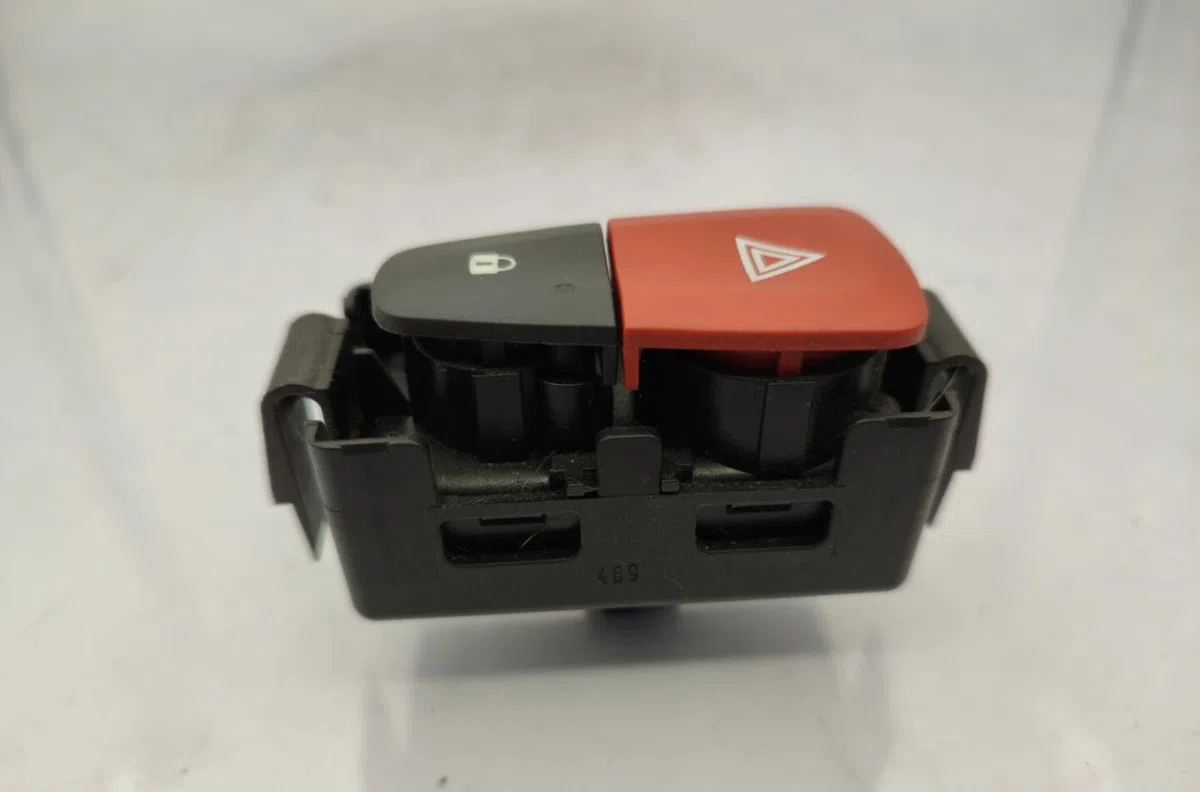 Bouton de warning RENAULT MEGANE 3 PHASE 1 BREAK occasion — photo 3