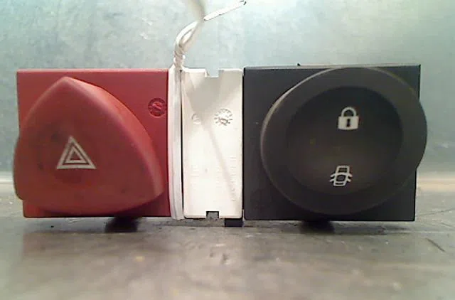 Bouton de warning RENAULT MEGANE II Phase 1 09-2003--12-2005 occasion — photo 2